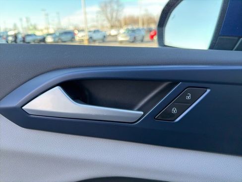 Used 2022 Volkswagen Taos SE w/ Panoramic Sunroof Package image 19