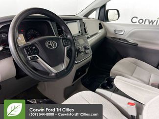Used 2016 Toyota Sienna LE video 3