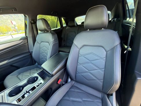 Used 2024 Volkswagen Atlas Cross Sport SE image 37