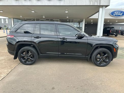 Used 2023 Jeep Grand Cherokee Altitude image 13