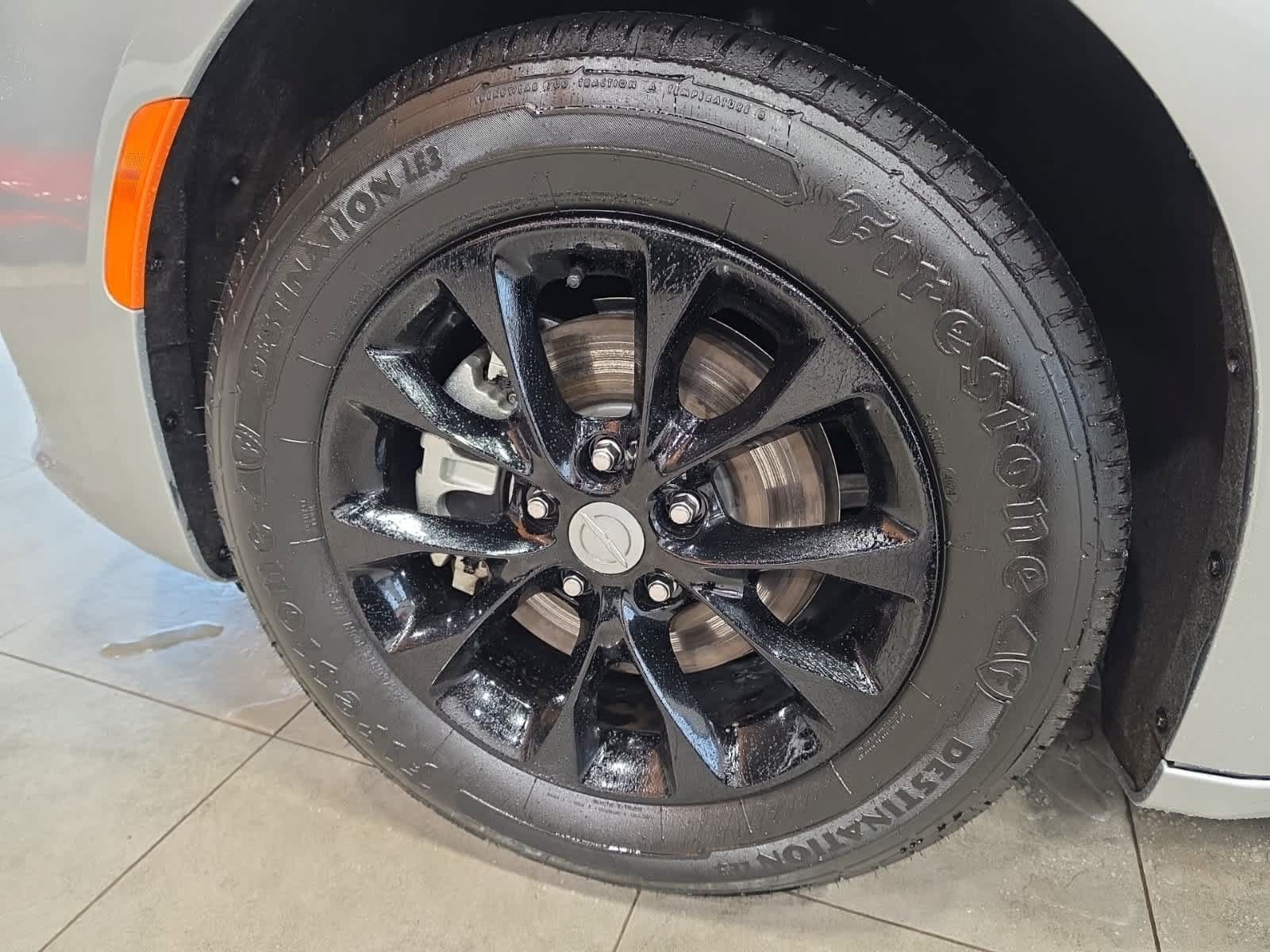 Used 2026 Chrysler Pacifica Limited FWD image 14