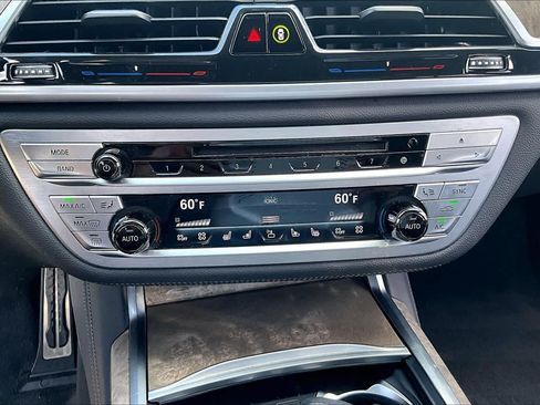 Used 2020 BMW 750i xDrive w/ Executive Package AWD/4WD image 33