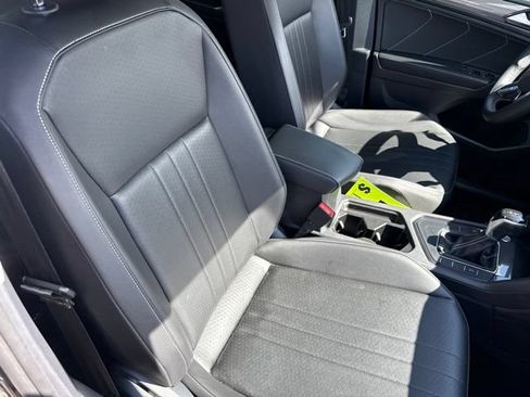 Used 2022 Volkswagen Tiguan SE w/ Panoramic Sunroof Package FWD image 15