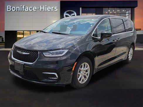 Used 2024 Chrysler Pacifica Touring-L FWD image 3