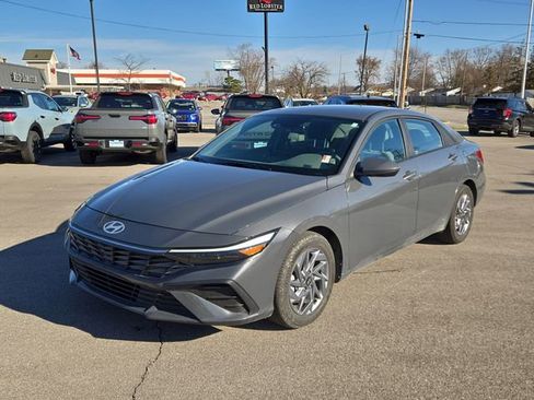 Certified 2024 Hyundai Elantra SEL image 2