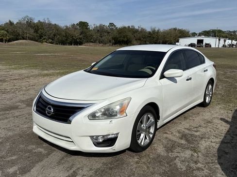 Used 2013 Nissan Altima 2.5 SV image 2