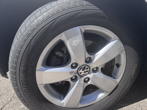 Used 2011 Volkswagen Routan SEL FWD image 61