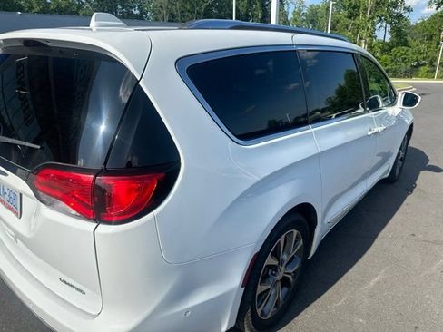 Used 2017 Chrysler Pacifica Limited FWD image 6