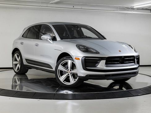 Certified 2025 Porsche Macan AWD/4WD image 9