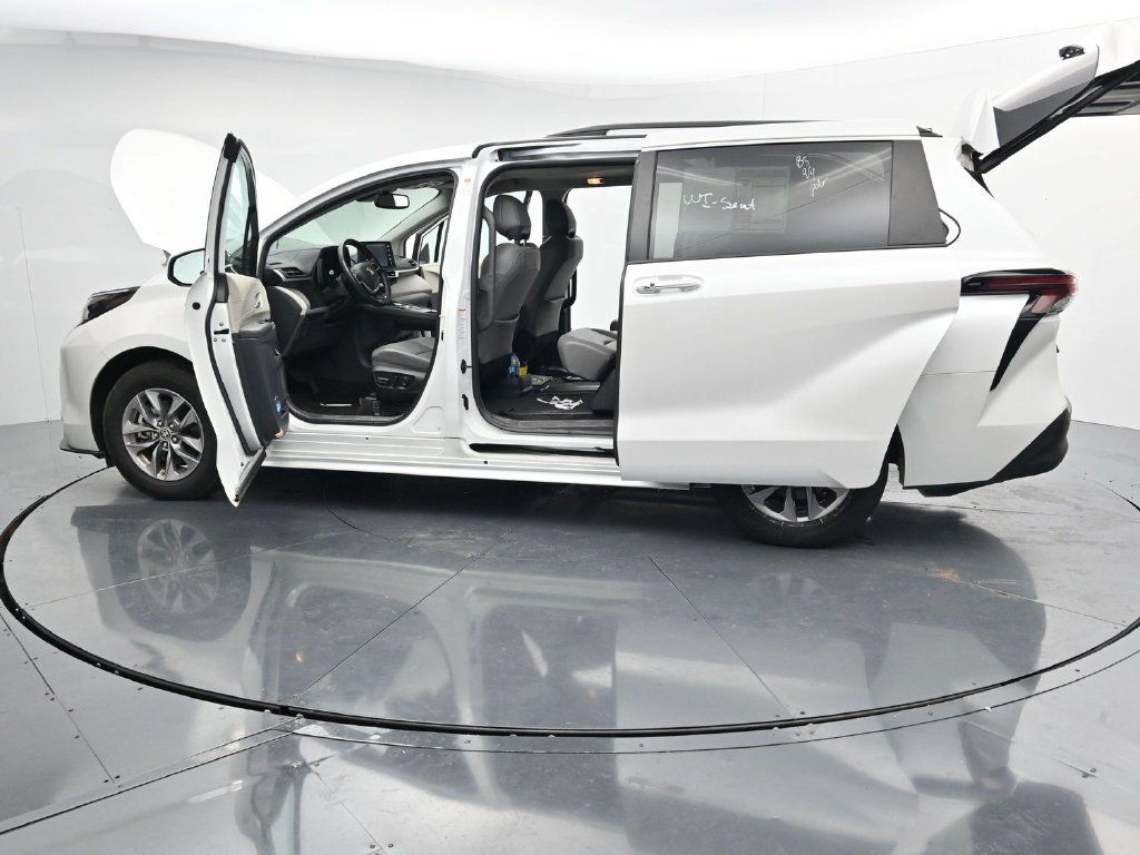 Used 2024 Toyota Sienna XLE FWD image 28