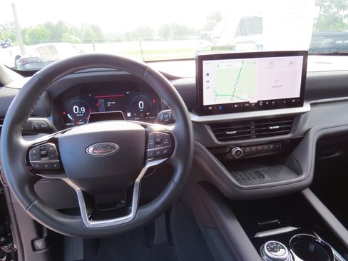 Used 2025 Ford Explorer Platinum RWD image 17