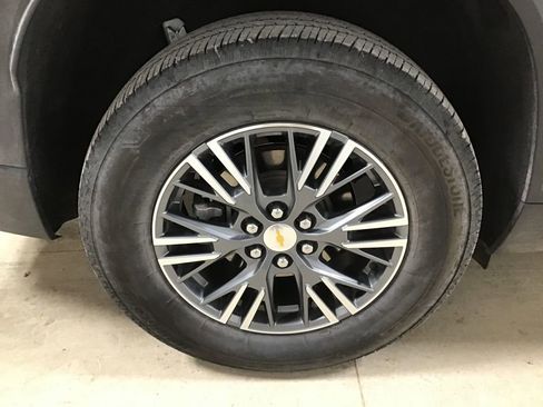 Used 2025 Chevrolet Traverse LT image 34