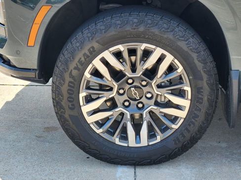 Used 2025 Chevrolet Suburban Z71 w/ Comfort Package AWD/4WD image 10