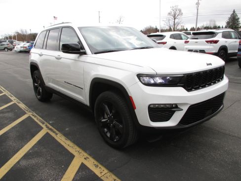 Used 2023 Jeep Grand Cherokee Limited w/ Black Appearance Package image 7