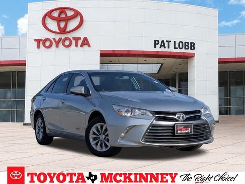 Used 2017 Toyota Camry LE FWD image 1
