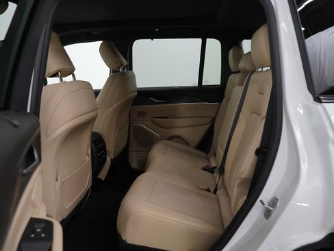 Used 2023 Jeep Grand Cherokee Limited w/ Luxury Tech Group II image 17