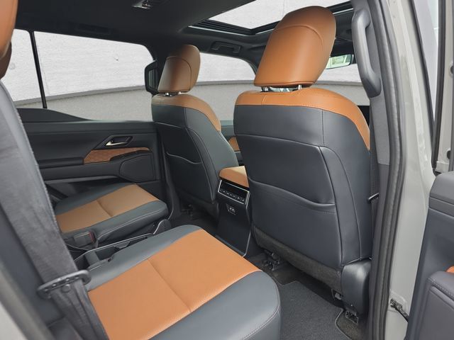 Certified 2024 Lexus GX 550 w/ Cold Area Package AWD/4WD image 11