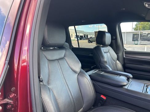 Used 2023 Jeep Wagoneer Series III w/ Preferred Equipment Group RWD image 18