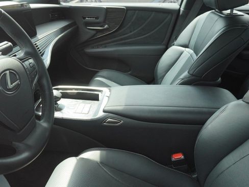 Used 2024 Lexus LS 500 RWD image 9
