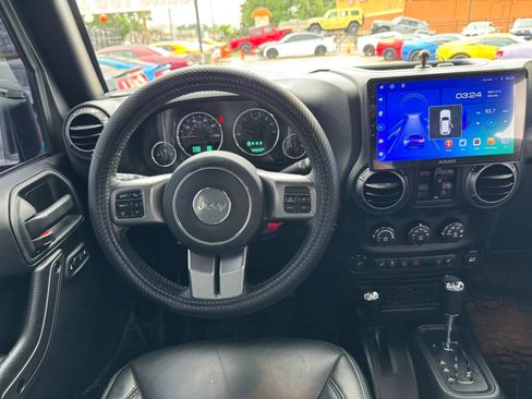 Used 2018 Jeep Wrangler Unlimited Sahara AWD/4WD image 33