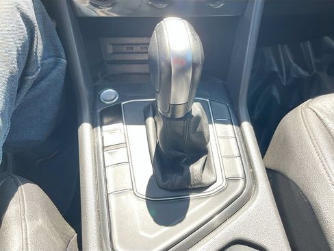 Used 2020 Volkswagen Tiguan SE FWD image 16