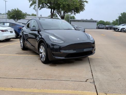 Used 2024 Tesla Model Y 2WD image 2