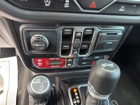 Used 2025 Jeep Wrangler Unlimited Rubicon AWD/4WD image 16