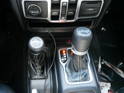 Used 2018 Jeep Wrangler Unlimited Sahara AWD/4WD image 25