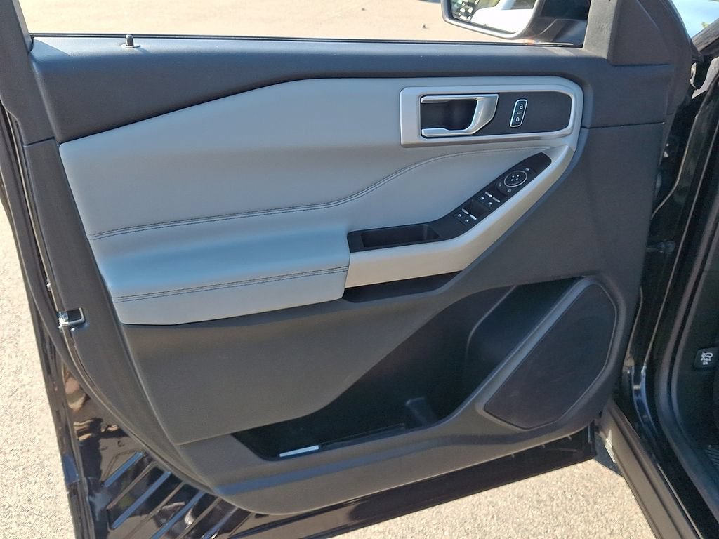Used 2022 Ford Explorer XLT w/ Equipment Group 202A AWD/4WD image 12
