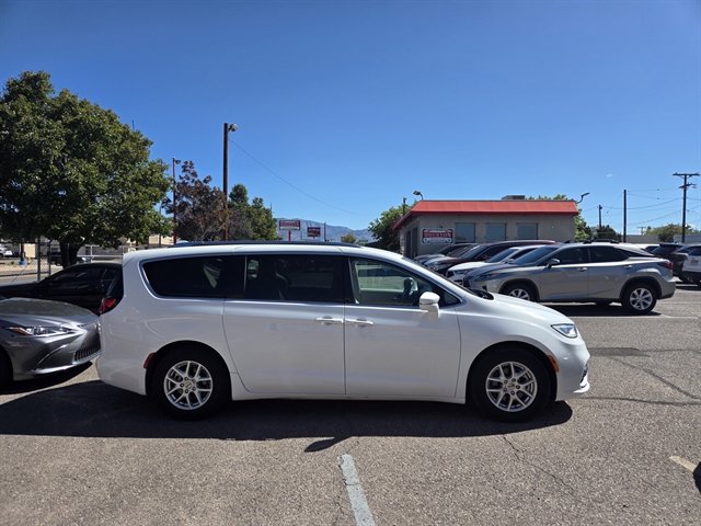 Used 2021 Chrysler Pacifica Touring-L FWD image 3