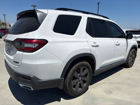 Used 2023 Honda Pilot Sport image 2