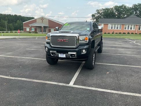 Used 2017 GMC Sierra 2500 Denali w/ Duramax Plus Package AWD/4WD image 15