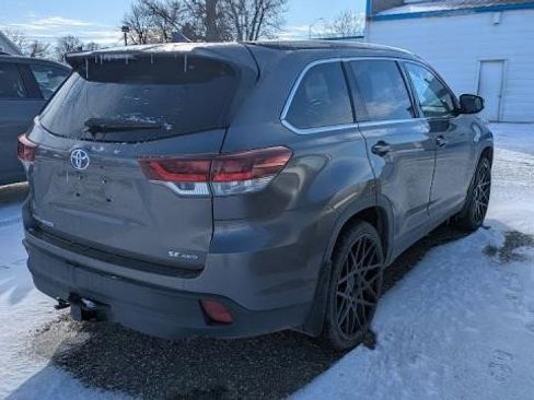 Used 2019 Toyota Highlander SE image 3