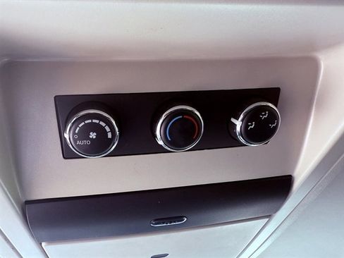 Used 2015 Chrysler Town & Country Touring image 35