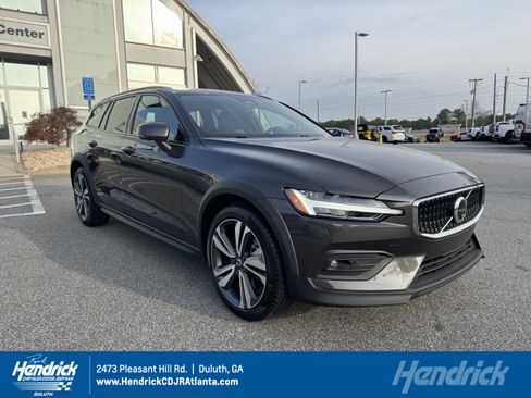 Used 2025 Volvo V60 B5 Cross Country Plus image 1