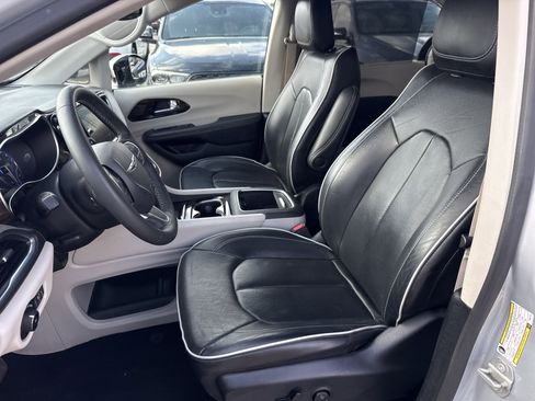 Used 2023 Chrysler Pacifica Limited image 12