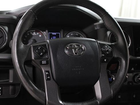 Used 2016 Toyota Tacoma TRD Sport image 7