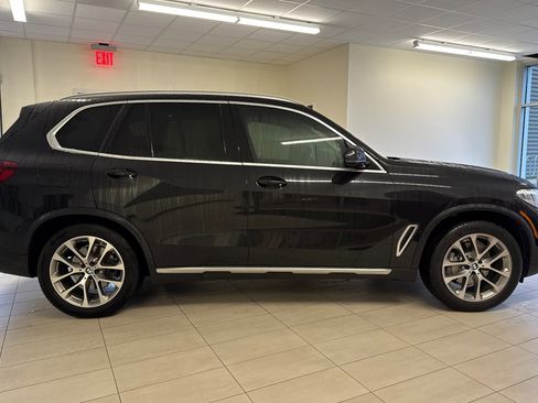 Used 2022 BMW X5 xDrive40i w/ Premium Package image 3