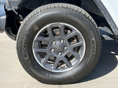 Used 2020 Jeep Gladiator Overland AWD/4WD image 6