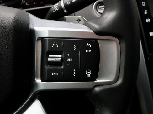 Used 2024 Land Rover Discovery S image 30