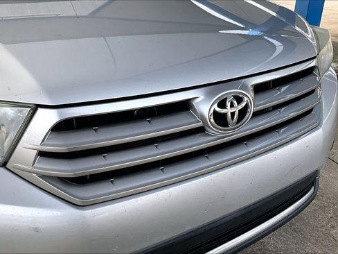 Used 2012 Toyota Highlander SE w/ Tow Pkg image 29