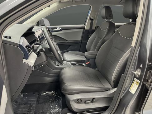 Used 2023 Volkswagen Taos SE w/ Black Wheel Package image 4