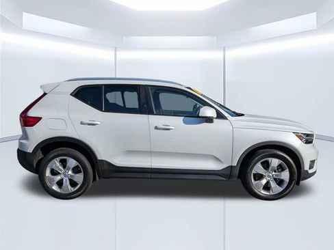 Used 2021 Volvo XC40 T4 Momentum w/ Premium Package FWD image 3