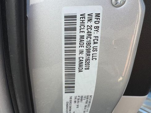 Used 2024 Chrysler Pacifica Touring-L FWD image 31