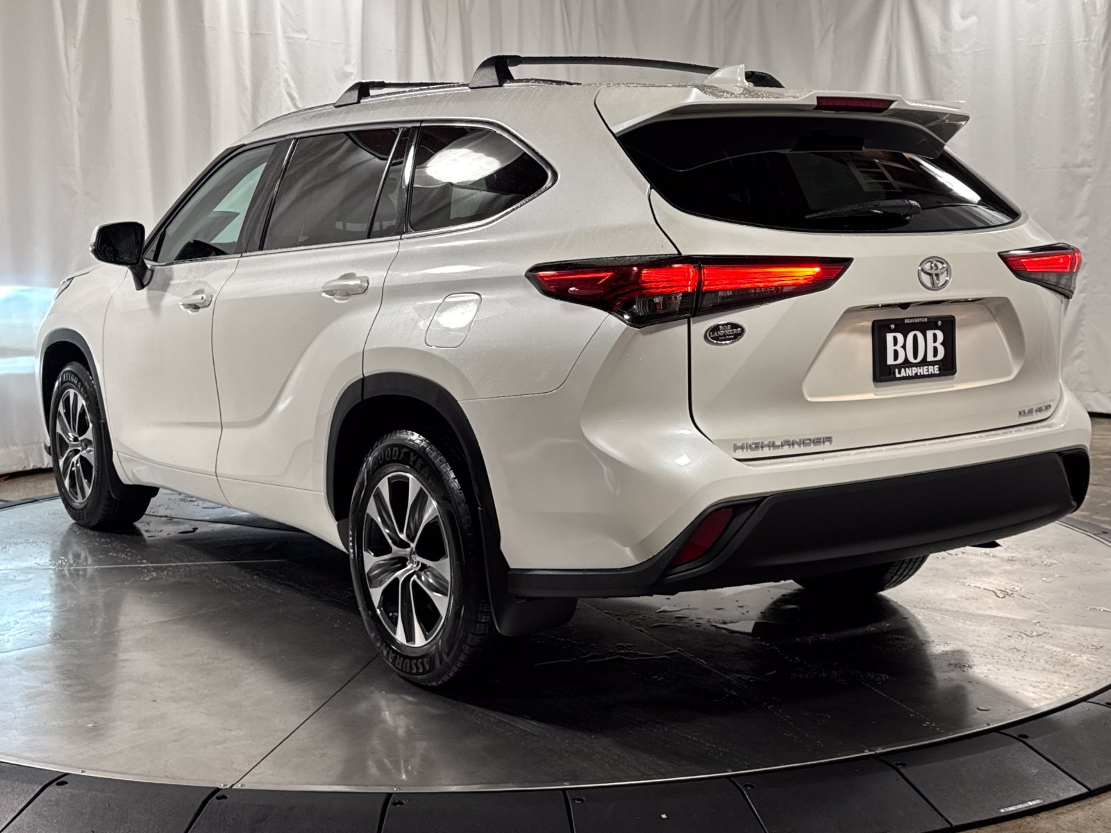 Used 2021 Toyota Highlander XLE AWD/4WD image 9
