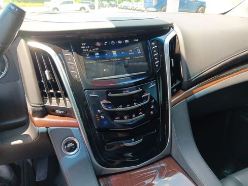 Used 2019 Cadillac Escalade Luxury AWD/4WD image 13