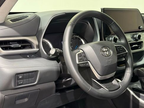 Certified 2025 Toyota Highlander XLE AWD/4WD image 17