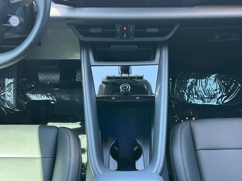 Used 2025 Porsche Macan Electric RWD image 27