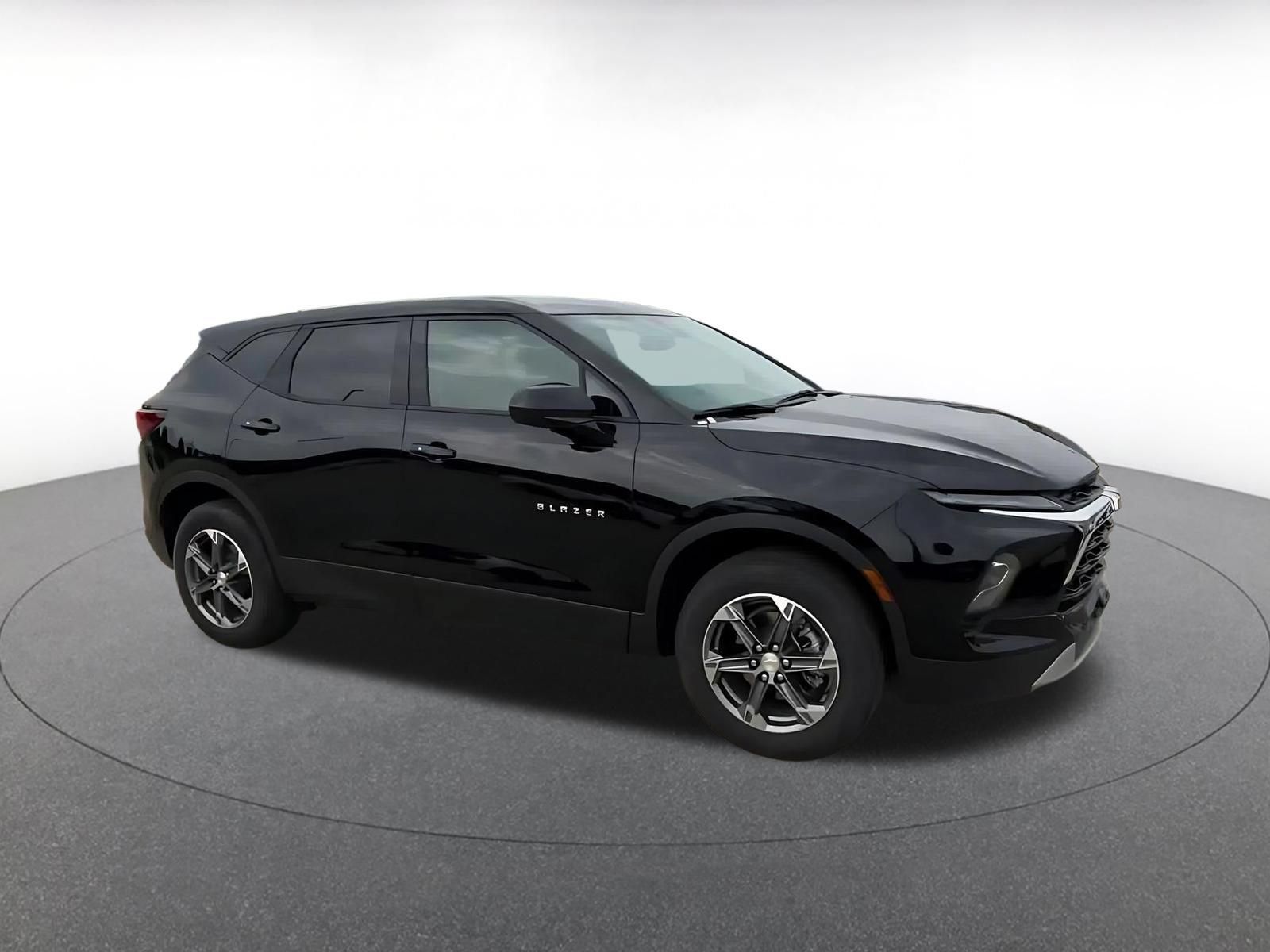 Used 2025 Chevrolet Blazer LT FWD image 2