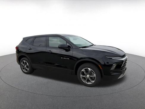 Used 2025 Chevrolet Blazer LT FWD image 2